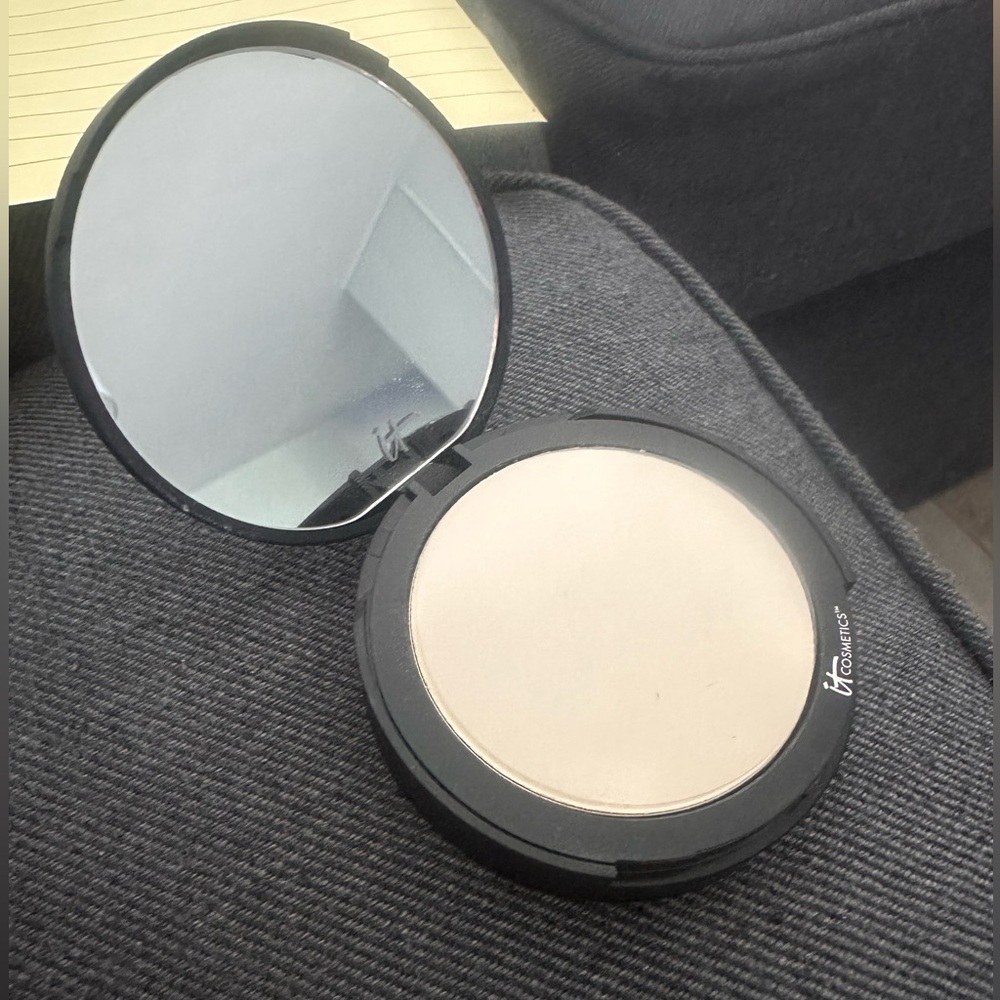 IT Cosmetics Bye Bye Pores Pressed Powder